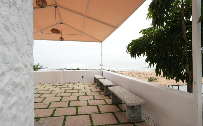 The Tides By the Beach