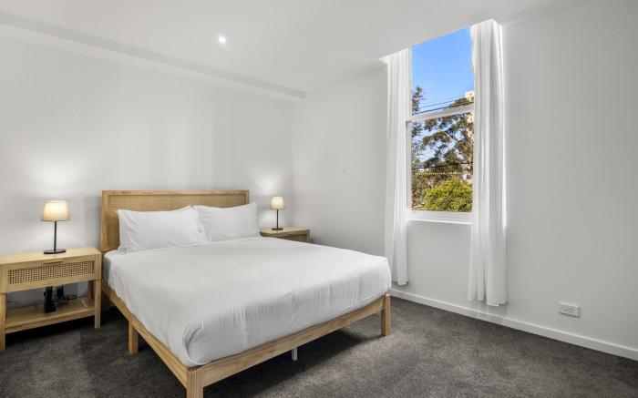 Bustling Fitzroy Eateries and Bars Nearby