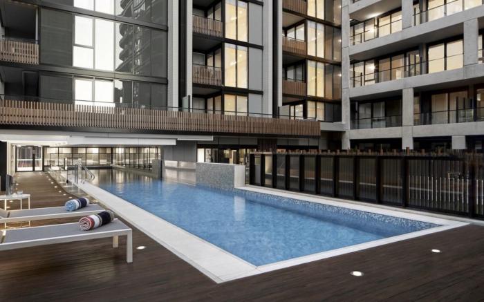 Chic 1-Bed with City Views, Parking, Gym & Pool
