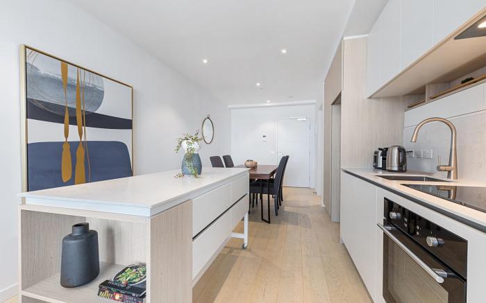 Chic 1-Bed with City Views, Parking, Gym & Pool