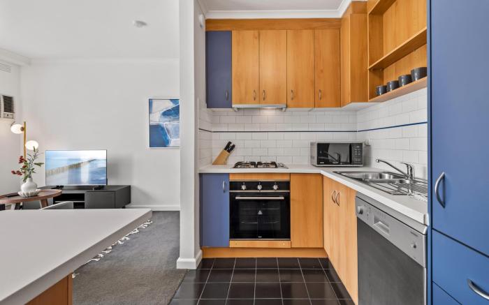 Cosy 1-Bed Balcony Unit in Quiet Street by Shops