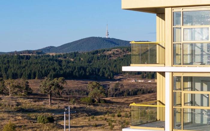 Comfortable 1-Bed Retreat with Courtyard & Parking