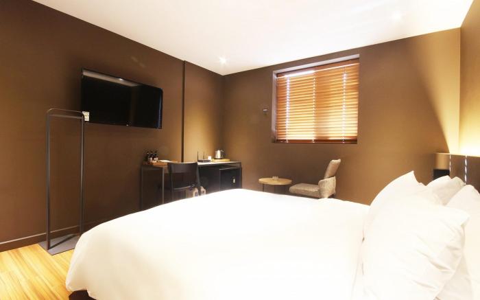 Busan Myeongji Brown Dot