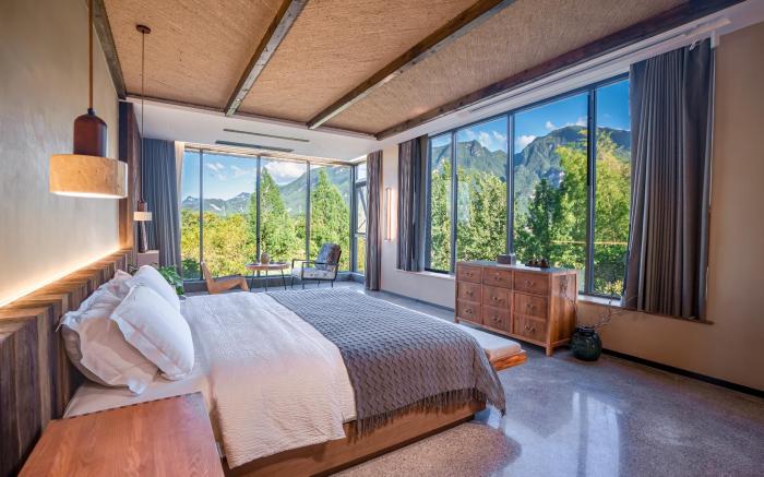 270度全景落地窗观景大床房