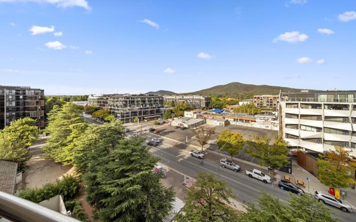 Inner-City 2-Bed with Parking, Pool, Gym & BBQ