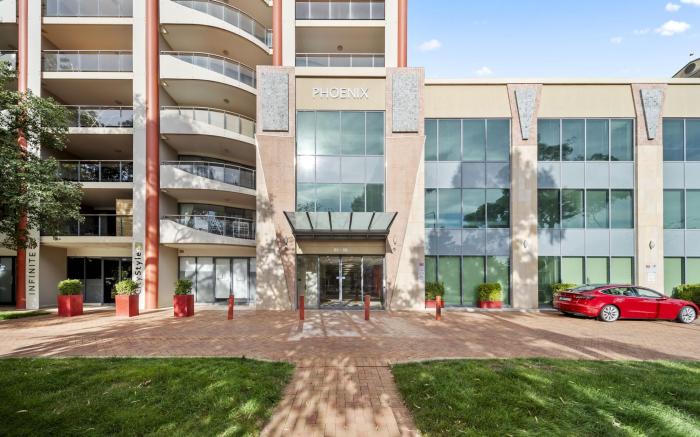 Inner-City 2-Bed with Parking, Pool, Gym & BBQ