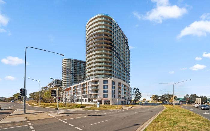 Light-Filled 1-Bed Apartment with Pool & Gym