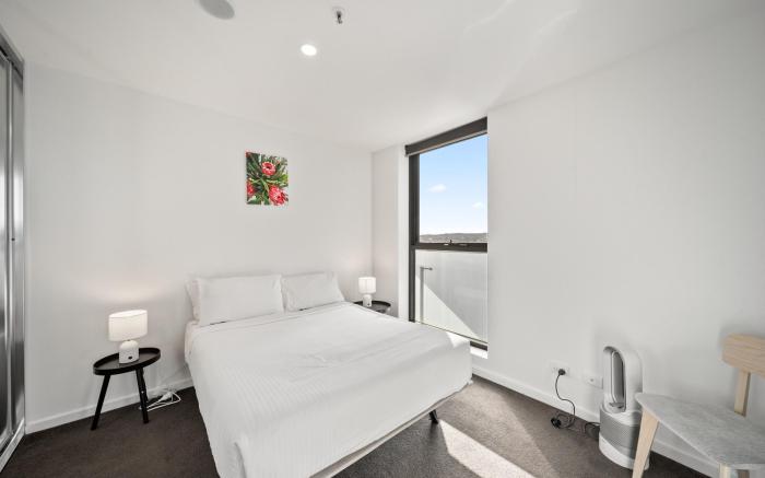 Light-Filled 1-Bed Apartment with Pool & Gym