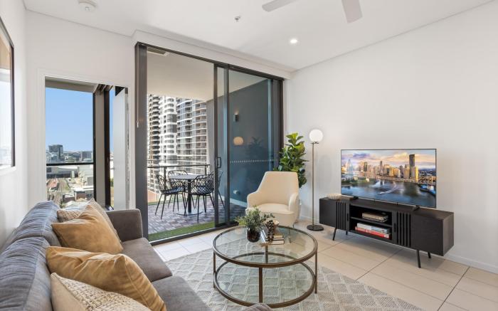 Riverside 2-Bed by Brisbane's Landmarks with Pool