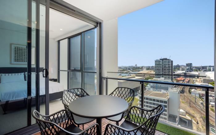 Riverside 2-Bed by Brisbane's Landmarks with Pool