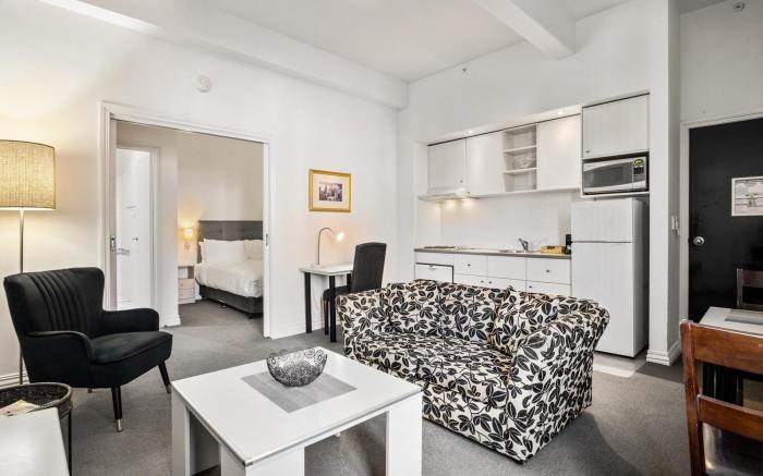 Bright 1-Bed Apartment Steps from Collins Street
