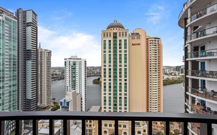 Cosy 1-Bed with River Views, Pool, Gym & BBQ