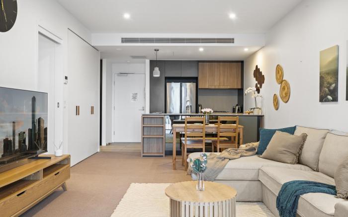 Spacious West End Apartment with Pool & BBQ Access