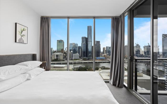 Central Brisbane Stay with Balcony, Pool & BBQ