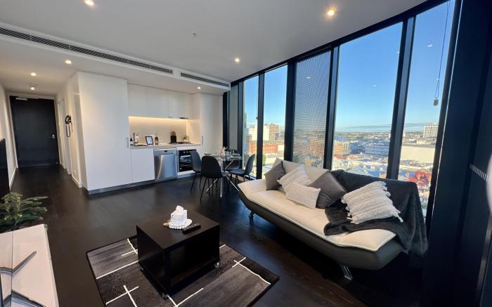 Stylish 1-Bed with Pool, Gym & Free Parking