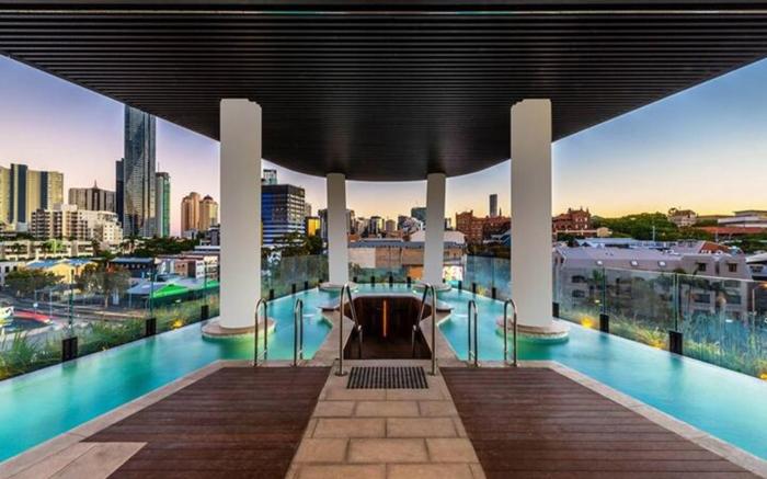 Stylish 1-Bed with Pool, Gym & Free Parking