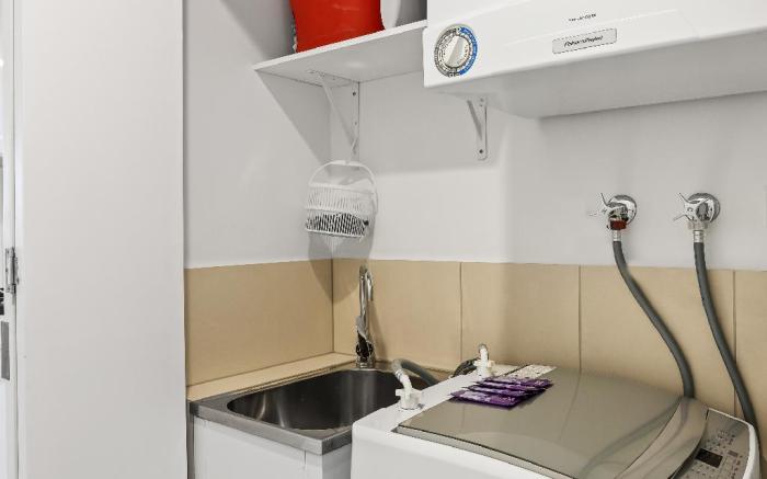 Stellar Location With Parking, Pool & Gym Access