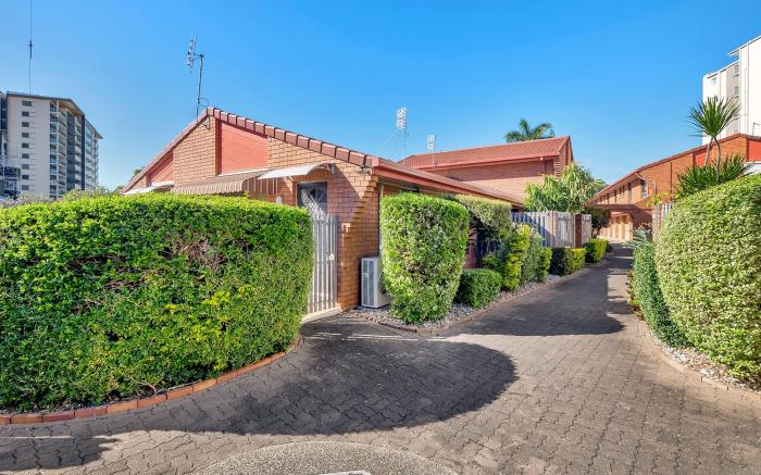Tranquil 2-Bed Townhouse Close to Redcliffe Beach