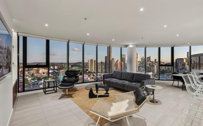 Fortitude Valley 3-Bed, Top Floor + Bridge View