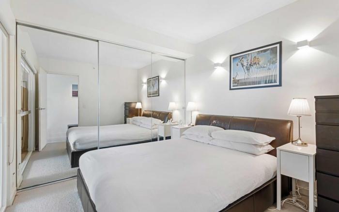 Eclectic 1-Bed Apartment with Pool and Gym