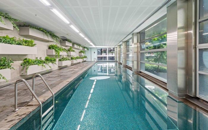 Eclectic 1-Bed Apartment with Pool and Gym