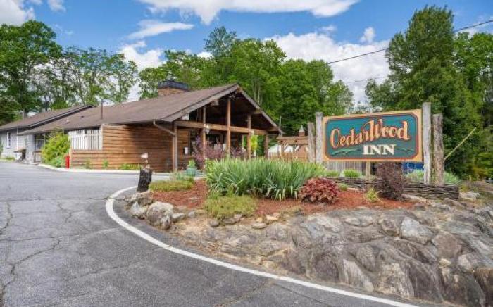 CedarWood Inn