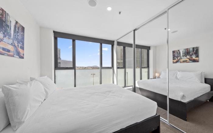 Bright 2-Bed Apartment with Scenic Balcony