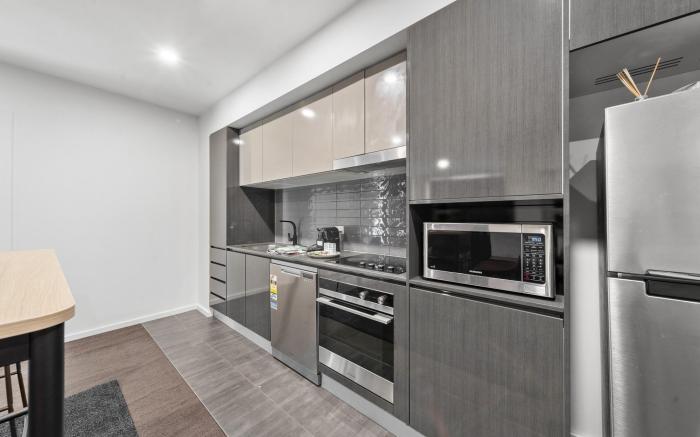 Bright 2-Bed Apartment with Scenic Balcony