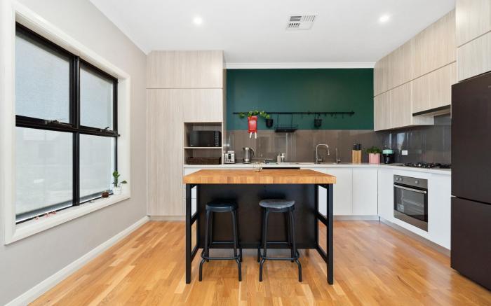 Bright 2-Bed Townhouse with Balcony & Garage