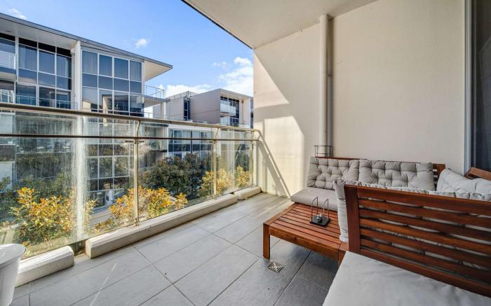Canberra Lakefront 2-Bed with Pool, Gym & Parking