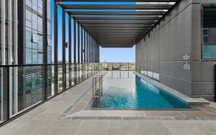 Sophisticated 2-Bed with Bay Views & Amenities