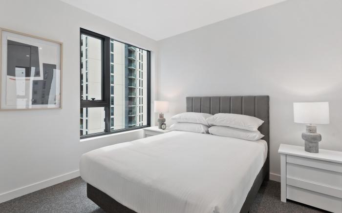 Sophisticated 2-Bed with Bay Views & Amenities