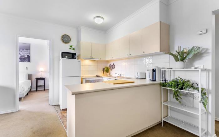 Chic 2-Bed Apartment near Albert Park & Chapel St
