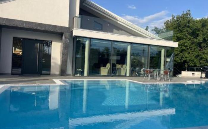 Coco Noir Luxury Villa