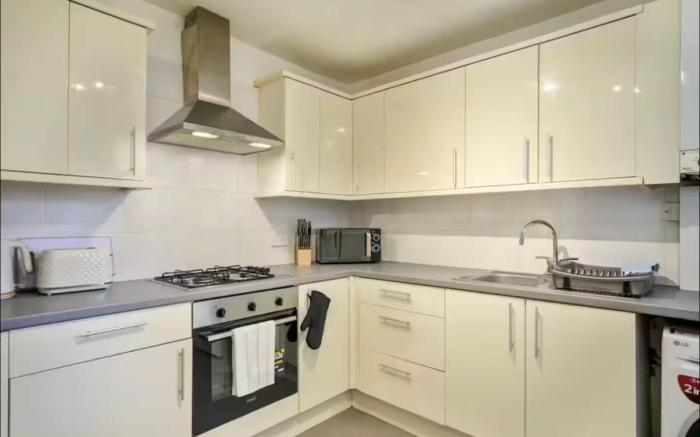 Red Retreat | 7 Beds | Parking | Smart TV | WiFi