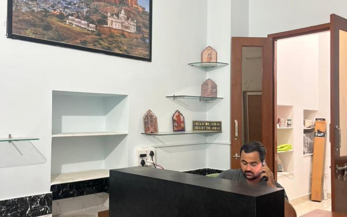 Hotel Blue Empire AC Room $ Roof Top Restaurant