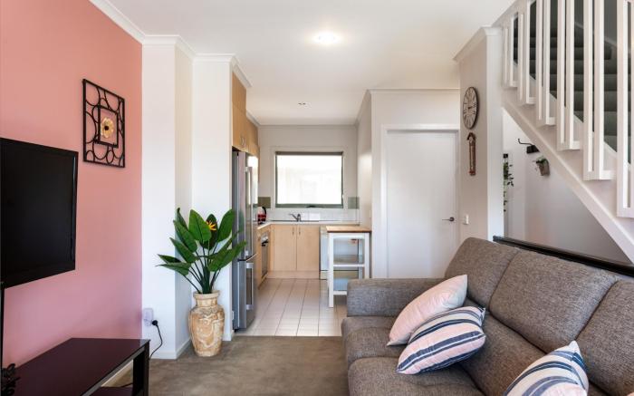 Snug 2-bed Townhouse Near Bustling Shops