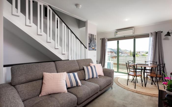 Snug 2-bed Townhouse Near Bustling Shops