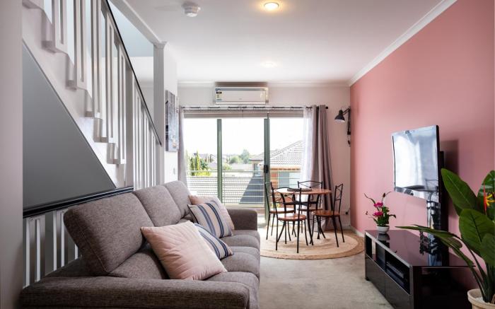 Snug 2-bed Townhouse Near Bustling Shops
