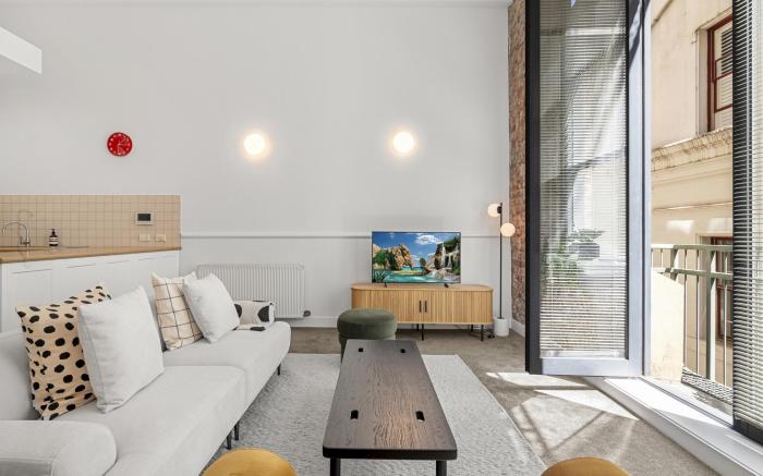 Classic 1-Bed City Stay Near Eateries and Laneways