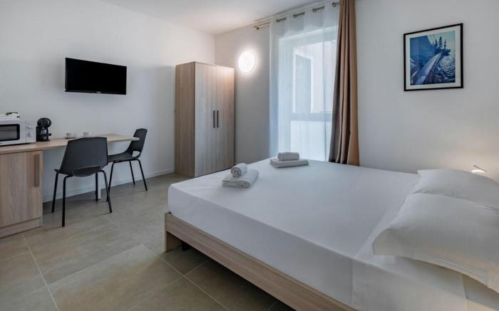 Modern Room near Venice & Airport – Free Parking 2