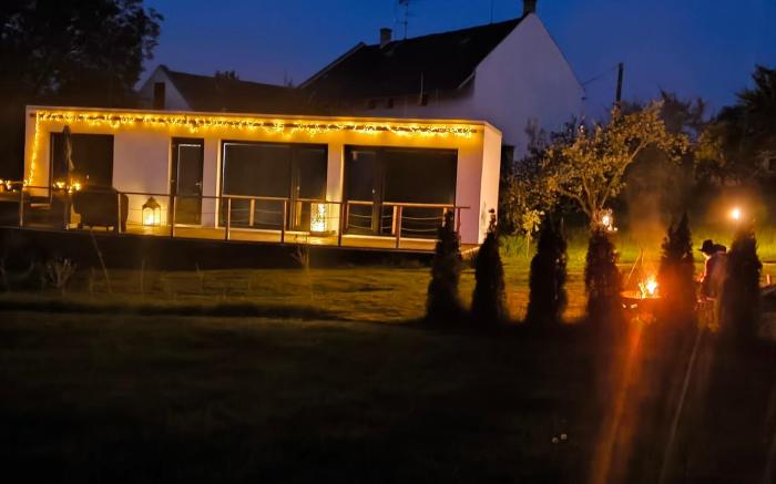 Tiny House Black Swallow se saunou a bazénem