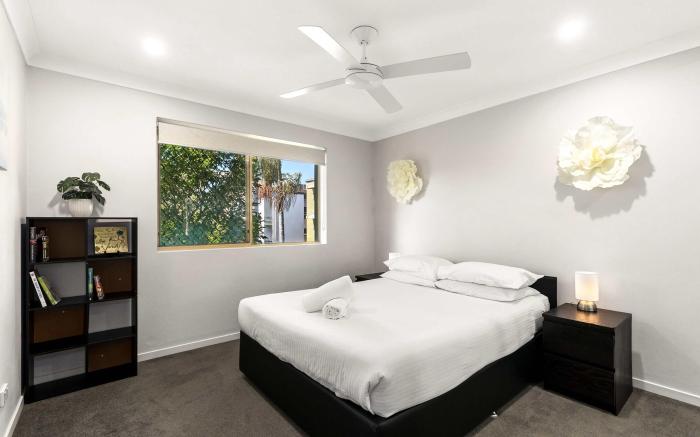 Charming 3-bed Apartment near Local Shops