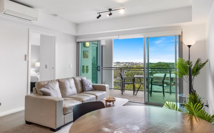 Feel The Sea Breeze: 1-Bed with Pool, Gym & views