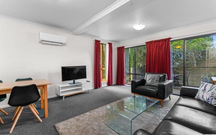 2-Bed Townhouse Retreat in Sandy Bay with Parking