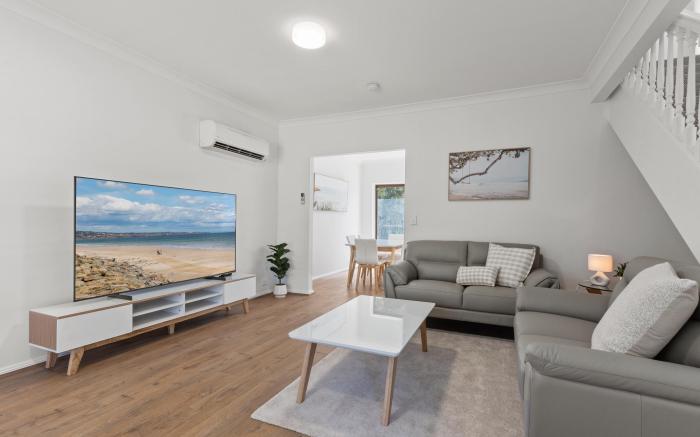 Elegant 3-Bed Home Steps from Sunny Glenelg Beach