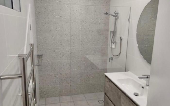 Beautiful 2-Storey Unit with Balcony near Smith St