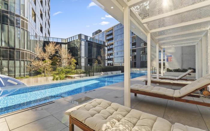 Refined 2-Bed With Luxurious Building Amenities