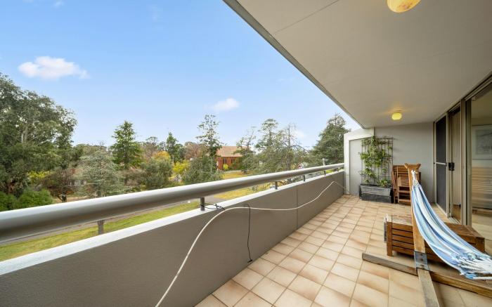 Bright 2-Bed with Private Balcony by Telopea Park