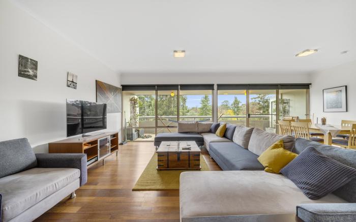 Bright 2-Bed with Private Balcony by Telopea Park